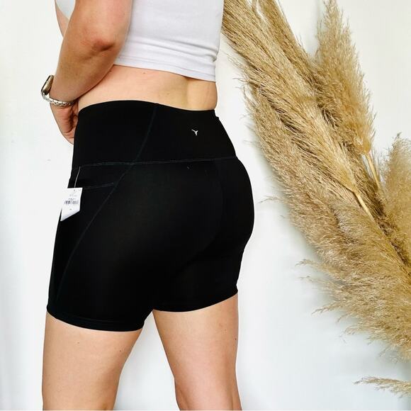 NEW OLD NAVY Black High Rise Waisted Biker Shorts 5" Inseam M Pockets Gym Lounge - Picture 2 of 9